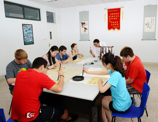 students are learning Chinese Calligraphy